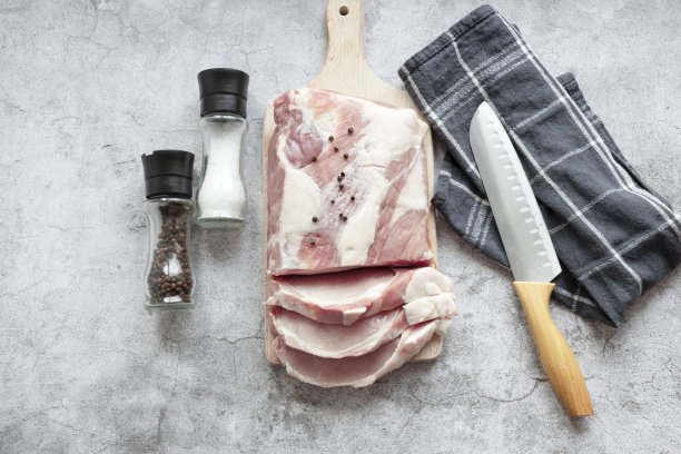 一块灰色背景的生猪肉。图片下载