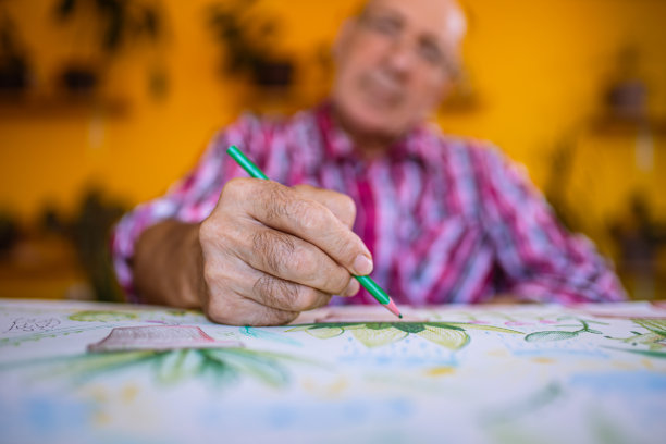 养老院的资深老人画着植物，表现出他对环境的关心图片下载