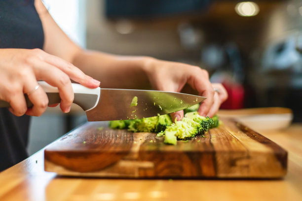 亚洲异性恋夫妇在厨房一起做饭做泰国炒饭照片系列图片下载