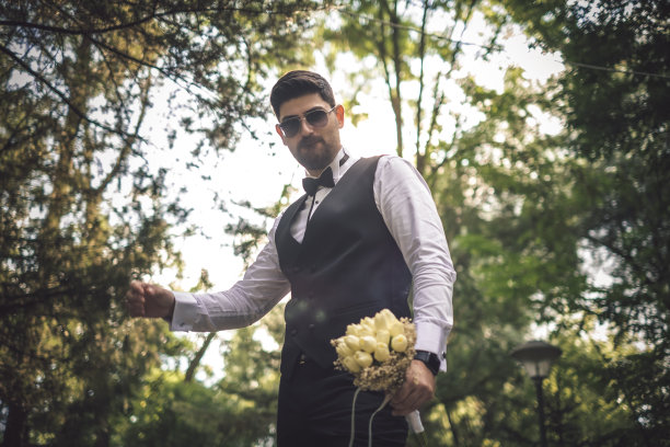 新郎手持新娘花束图片下载