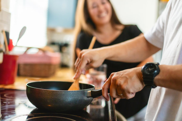 亚洲异性恋夫妇在厨房一起做饭做泰国炒饭照片系列图片下载