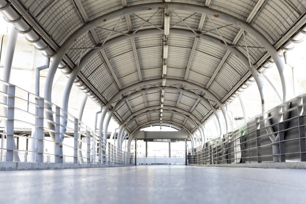 人行道上有一个漂亮的屋顶。图片下载