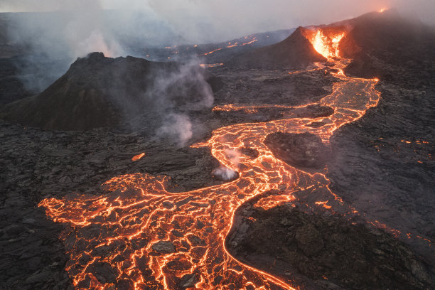 火山喷发和熔岩场图片下载