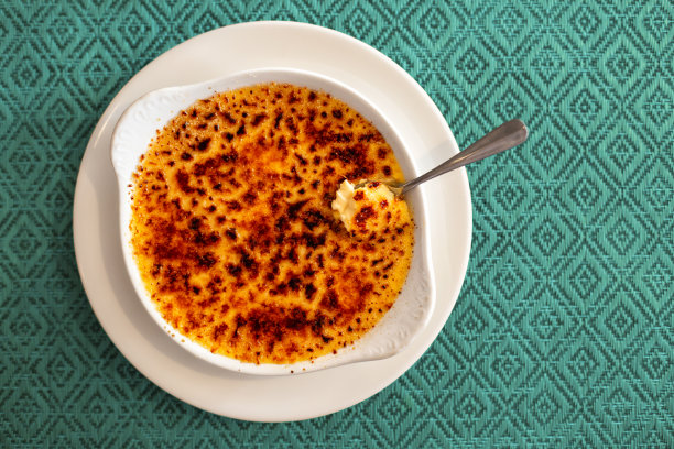 奶油布丁装在白色烤模里。图片下载