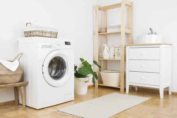 浴室洗衣房内角有洗衣机，储物柜和水池图片下载