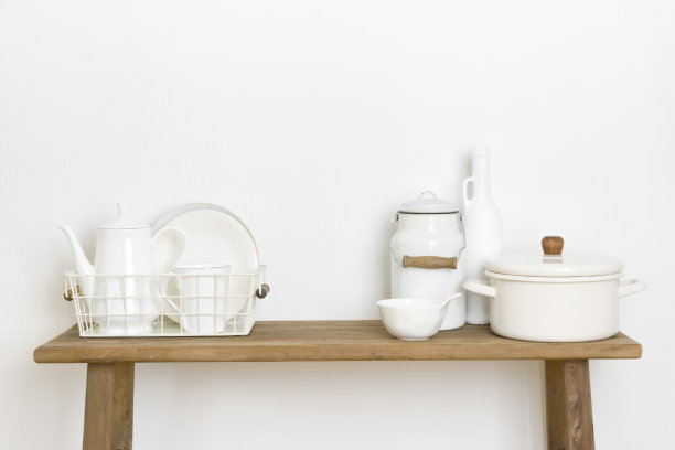 家庭装饰概念与厨房用具和餐具在桌上图片下载