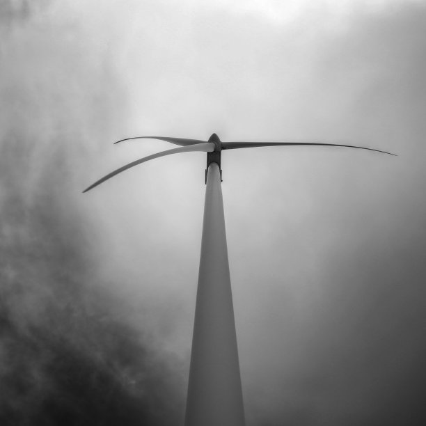 风力涡轮机和云层的单色照片图片下载