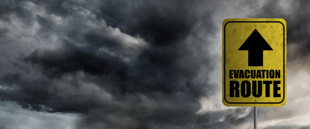 以风暴云为背景的疏散路线横幅。飓风警报。3 d演示。图片下载