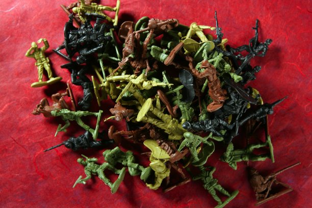 隐喻死去的塑料玩具战争士兵图片下载