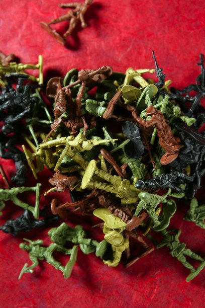 隐喻死去的塑料玩具战争士兵图片下载