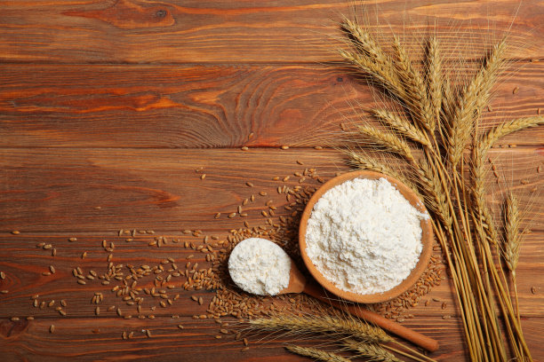 小麦粉和小麦小穗在一个浅色的背景图片下载