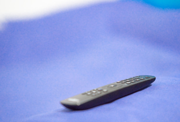 沙发上的遥控模糊背景选择性聚焦图片下载