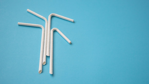 可降解环保白纸吸管，蓝色背景图片下载