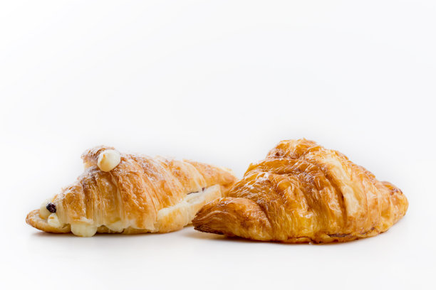白色背景下的可颂面包图片下载