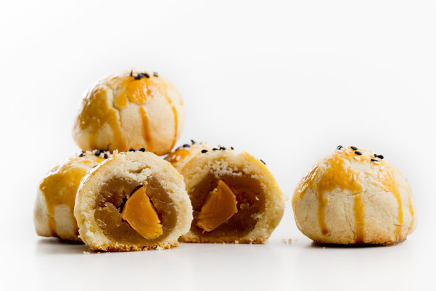 传统中秋月饼孤立在白色上。图片下载