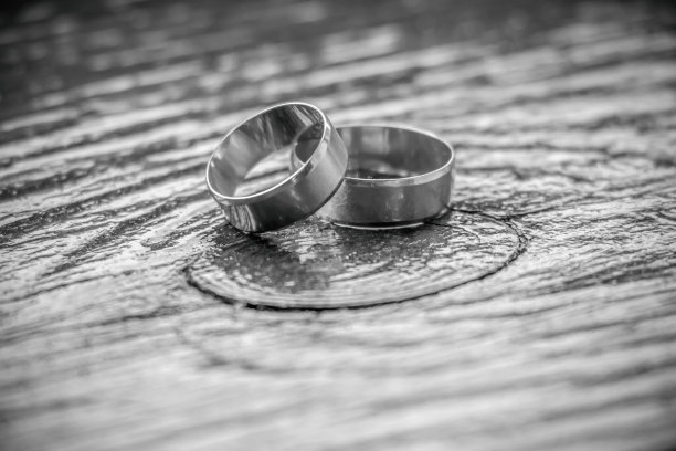 木制表面上的婚戒图片下载