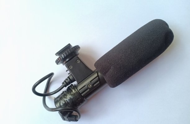 白色背景下的单反相机上的麦克风图片下载