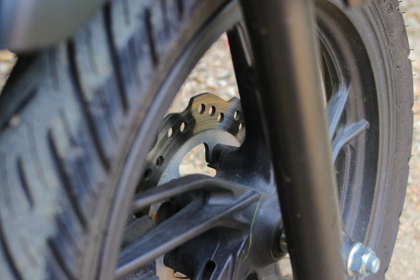 摩托车前轮的刹车图片下载