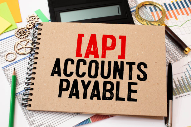 在平板电脑上，一杯咖啡，白色背景上的笔图片下载