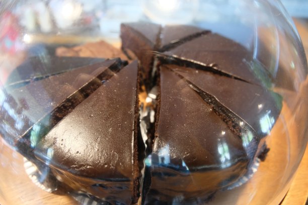 透明盒子里的巧克力蛋糕。图片下载