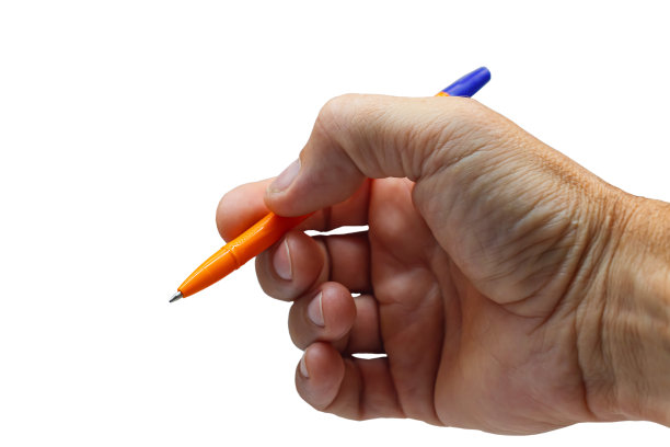 黄色，手里拿着蓝色钢笔，在浅色背景上特写。孤立的图片下载