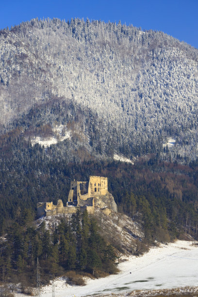 斯洛伐克Chocske山区Ruzomberok附近的Likava废墟图片下载