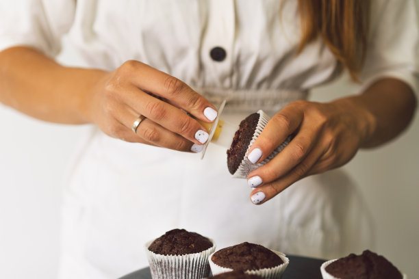糖果女在准备纸杯蛋糕。概念性成分，用于烹饪面粉产品或甜点图片下载