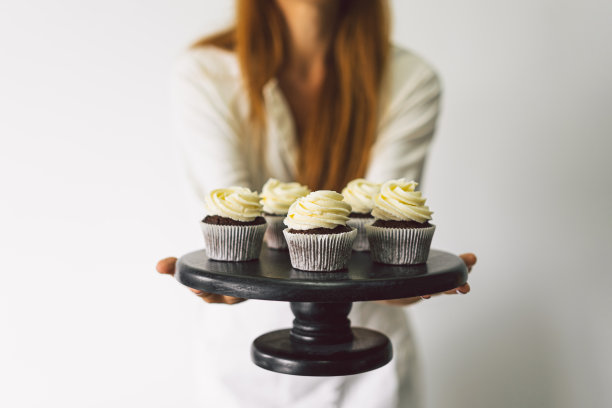 糖果女在准备纸杯蛋糕。概念性成分，用于烹饪面粉产品或甜点。乡村风格的或乡村风格的图片下载