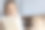 小女孩和泰迪熊一起看书。图片下载