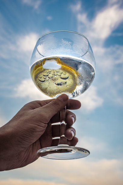 手捧酒杯，举向天空图片下载