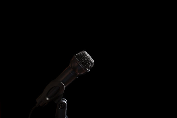 黑色麦克风，有复制空间。带麦克风的自由舞台。图片下载