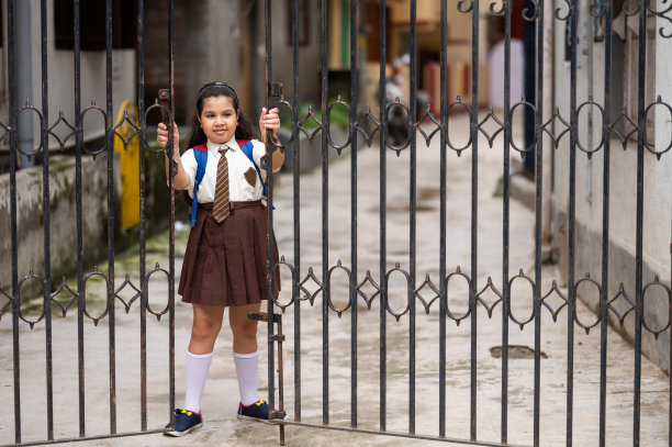 回到学校——年轻的女学生穿着校服上学的照片。图片下载