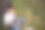 一个英俊的小学生坐在公园的草地上，脖子上戴着耳机，眼睛望向别处，手里拿着一个苹果。小学生放学后休息的照片图片下载