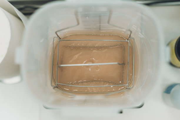 在实验室用树脂制作牙科模具的3D打印机内部的航拍照片图片下载