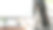 一名年轻女子在工作期间在咖啡馆休息。图片下载