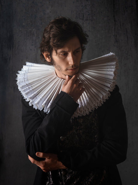 一个高贵的年轻人穿着一套西班牙圆领的旧西装，图片下载