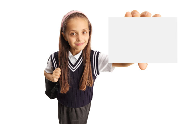 一个穿校服的女孩在镜头前展示一张空白卡片图片下载