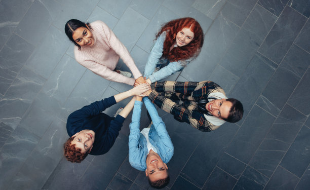 在大学里，各种各样的学生握着利害攸关的手图片下载