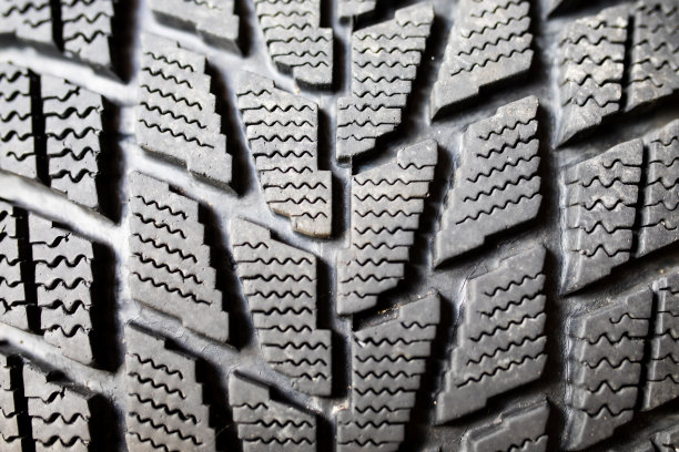 冬季驾驶时使用雪地轮胎图片下载