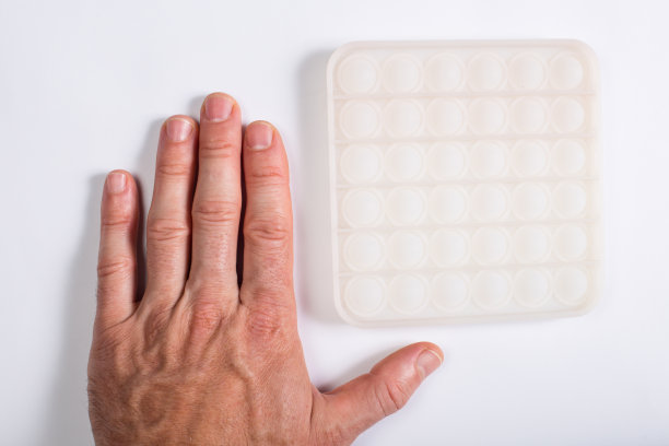 反应力的硅胶玩具。糖果泡泡玩具。成人手与抗压力玩具。图片下载