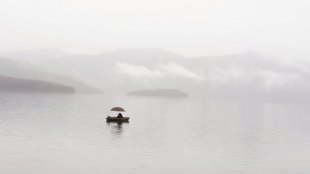 下雨天钓鱼图片下载