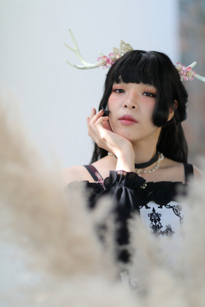 亚洲女孩的肖像洛丽塔时装在复古花园背景图片下载