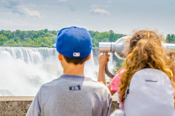 两个孩子用望远镜看尼亚加拉瀑布图片下载