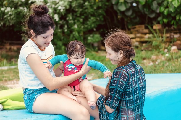 母亲，姑姑，我曾是泳池里的女儿图片下载