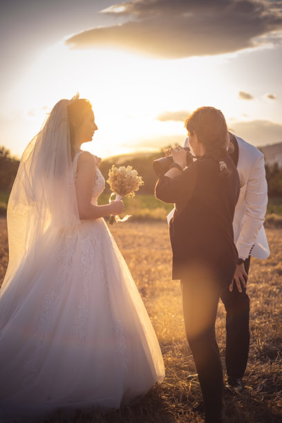 婚礼摄影师向新人展示照片图片下载