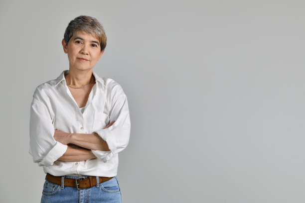 女人在白色背景上打手势图片下载