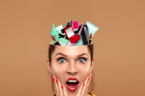 一个漂亮女孩的脑子里有很多不需要的东西。不必要的概念信息，不必要的知识，记忆堵塞，大脑超载。图片下载