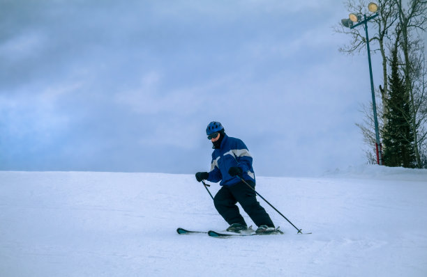 科罗拉多州的高级速降滑雪运动员在阴天滑雪图片下载
