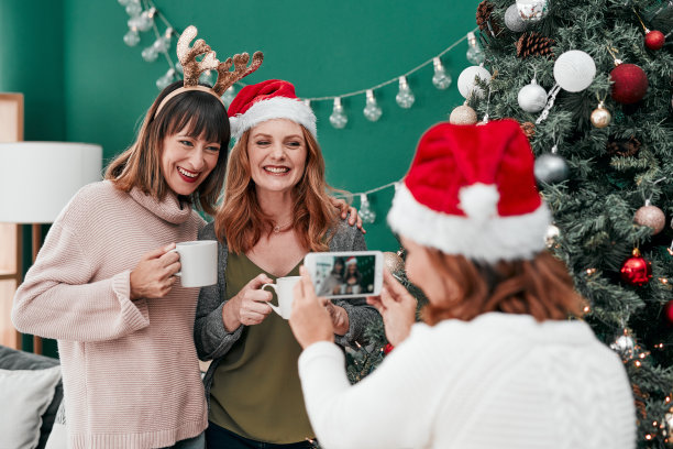 三个漂亮的女人在家里一起拍圣诞照图片下载