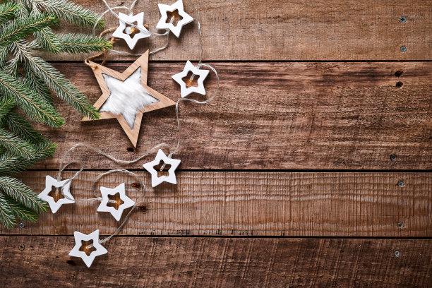 圣诞节或新年背景与冷杉枝，花环，圣诞球，礼盒，木制雪花和星星在黑暗的木制背景。放置你的文本图片下载